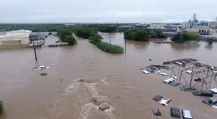 Enchentes deixam pelo menos 32 mortos no Texas; 27 meninas estão desaparecidas