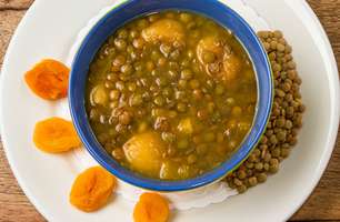 Sopa de lentilha com damasco