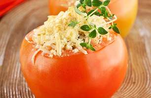 Tomates recheados com parmesão, ricota e peito de peru defum