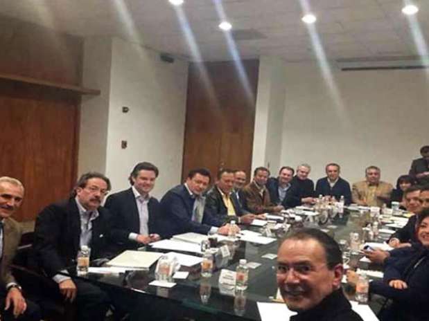 Los integrantes del Consejo Rector del Pacto por México se reunieron el domingo por la noche para afinar detalles de la propuesta de reforma. Foto: Tomada de @LVidegaray Los integrantes del Consejo Rector del Pacto por México se reunieron el domingo por la noche para afinar detalles de la propuesta de reforma. Foto: Tomada de @LVidegaray