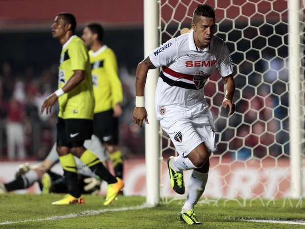 Antônio Carlos deixa Tricolor mais perto da semi