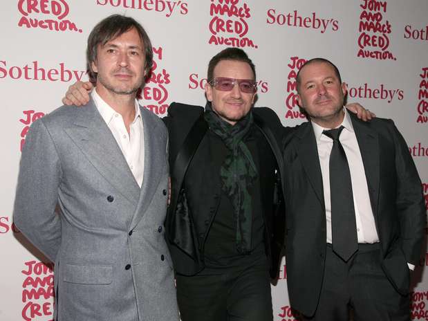 Os designers Marc Newson (E) e Jony Ive (D) participam do leilão organizado pela Sotheby's ao lado de Bono Vox Foto: AP Os designers Marc Newson (E) e Jony Ive (D) participam do leilão organizado pela Sotheby's ao lado de Bono Vox Foto: AP