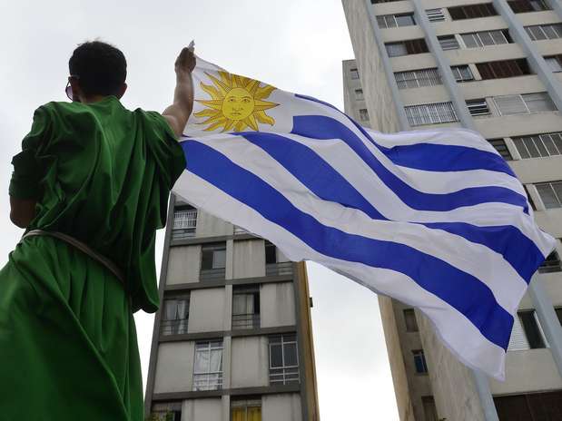 Manifestantes fizeramÂ ato em apoio ao governo do presidente uruguaio JosÃ© Mujica e em favor da liberaÃ§Ã£o da maconha e do aborto Foto: Marcelo Pereira / Terra