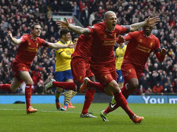 Jogadores do Liverpool comemoram gol de Skrtel na goleada sobre o Arsenal Foto: Reuters