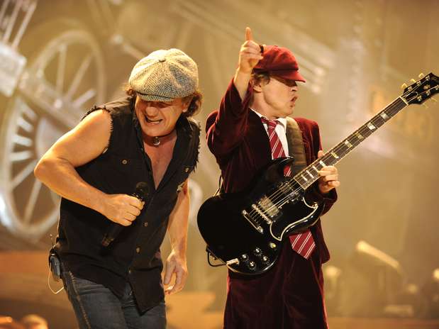 O vocalista Brian Johnson agita ao lado do guitarrista Angus Young em show da banda australiana em 2008 Foto: Getty Images