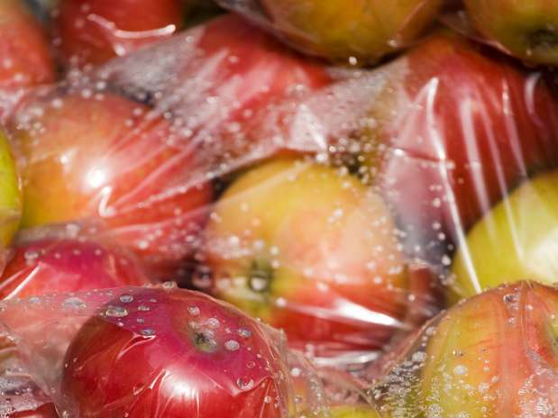 Os cientistas alegam que as pequenas quantidades de produtos químicos sintéticos podem contaminar a comida Foto: Getty Images