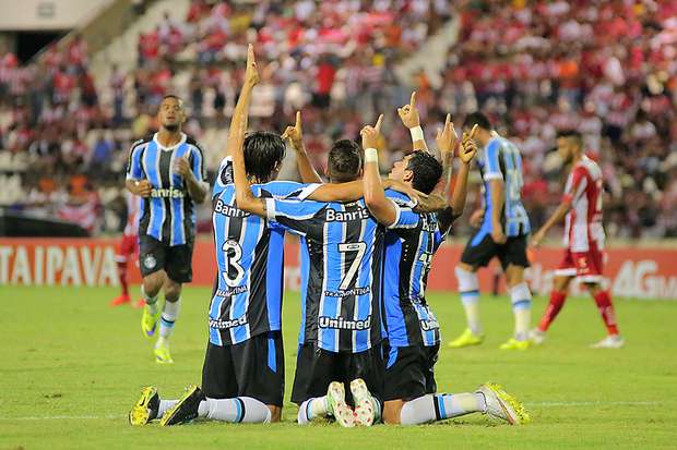 Presidente adia decisão sobre mudanças no Grêmio para 2015