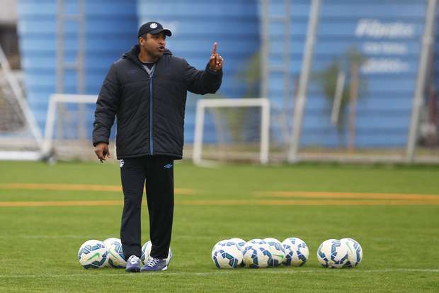 Venda de Rhodolfo abre espaço para cria da base no Grêmio