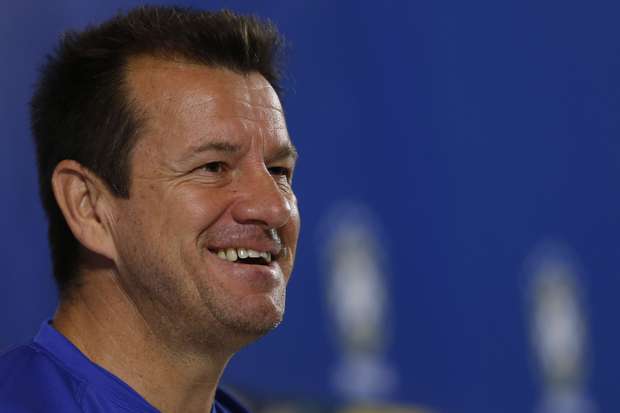 OFF: Dunga compara Seleção a filho e pede apoio da torcida