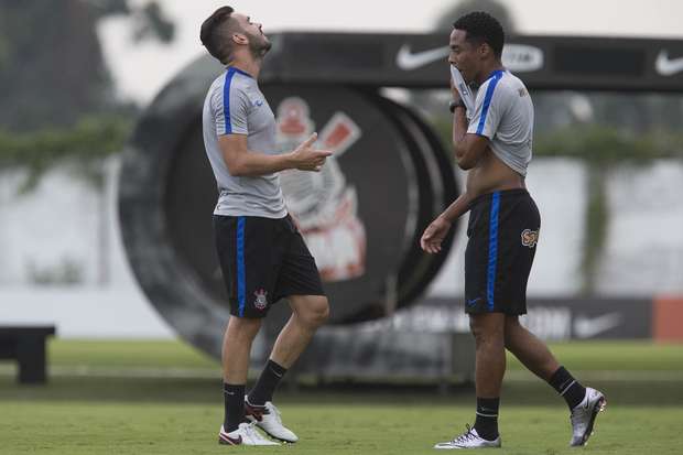 Tite ensaia time para clássico com volta de Elias ao meio