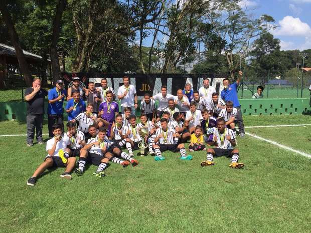 Corinthians comemora título sub-15 e provoca Palmeiras