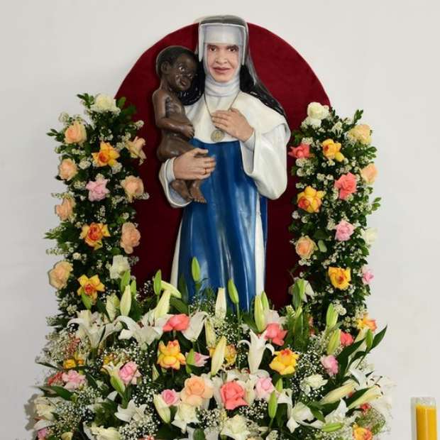 Consagrada freira em agosto de 1933, adotou o nome de Irmã Dulce, em homenagem à sua mãe Consagrada freira em agosto de 1933, adotou o nome de Irmã Dulce, em homenagem à sua mãe