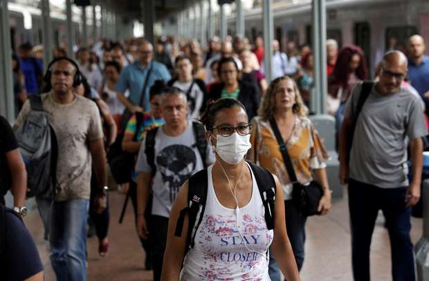 Mulher usa máscara facial em meio a usuários na Central do Brasil, no Rio de Janeiro
17/03/2020
REUTERS/Ricardo Moraes