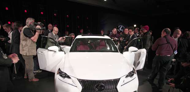 Detroit: Lexus lança nova geração do IS e primeiro híbrido