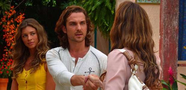 'Flor do Caribe': Ester percebe que sente ciúmes de Alberto