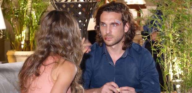 'Flor do Caribe': após briga, Ester desconfia de Alberto