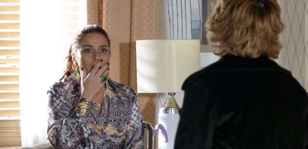 'Salve Jorge': Helô descobre que Lívia já foi stripper