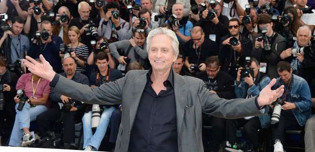 Após câncer, Michael Douglas chora em exibição do filme ...