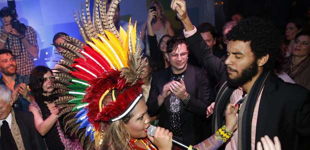 De cocar indígena, Gaby Amarantos se apresenta em Cannes