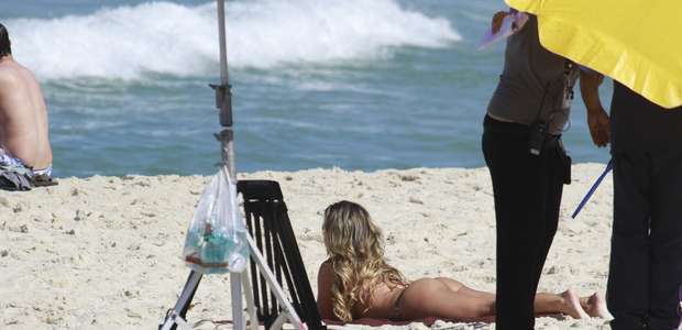 De biquíni, Fernanda Souza grava cenas de 'Malhação' no Rio