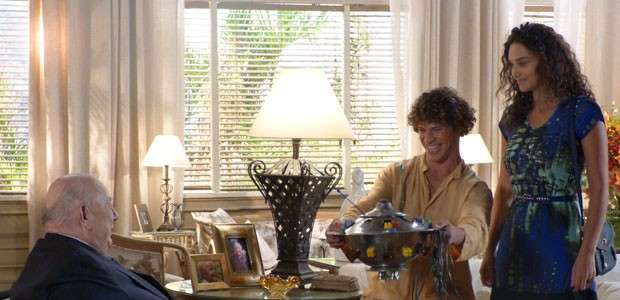 'Flor do Caribe': Dionísio faz Candinho relembrar ...