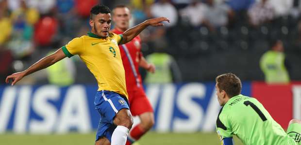 Com um a mais, Brasil vence Rússia e avança no Mundial ...