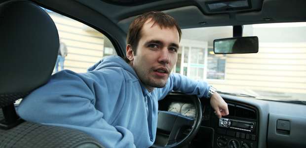 Teto solar aberto pode aumentar consumo na estrada