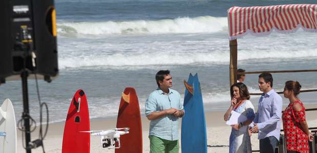 Em praia, Zeca Camargo busca novo talento; veja fotos