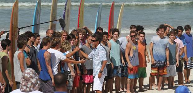Zeca Camargo busca novo talento em gravação em praia do Rio