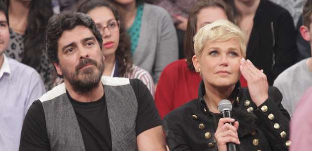 Xuxa e Junno beijam muito em gravação do 'Altas Horas'