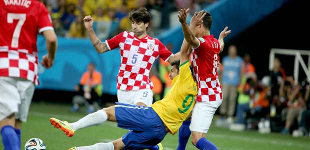 Liverpool contrata zagueiro que fez pênalti polêmico em Fred