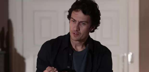 'Em Família': Laerte encontra medalhão da fênix com Helena