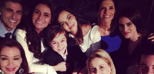"Um prazer", diz Antonelli em foto com elenco de Em Família