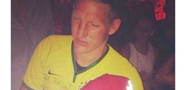 Em Ibiza, Schweinsteiger veste camisa autografada por Neymar
