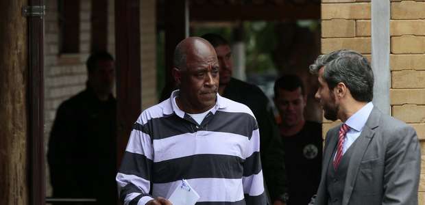 Suspeito de chefiar máfia dos ingressos deixa prisão no Rio