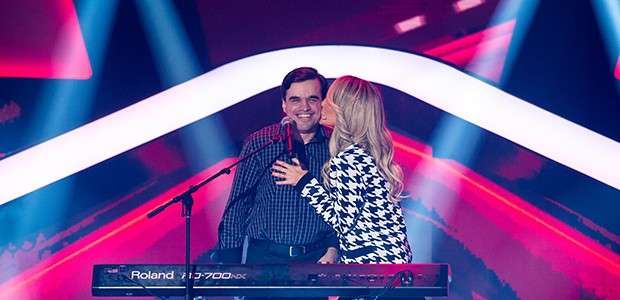 Sensação no The Voice, cantor cego compôs hit dos Travessos