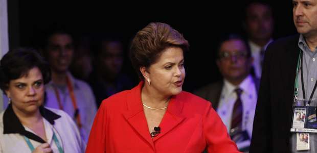 Dilma vê "processo golpístico" em insinuação de impeachment