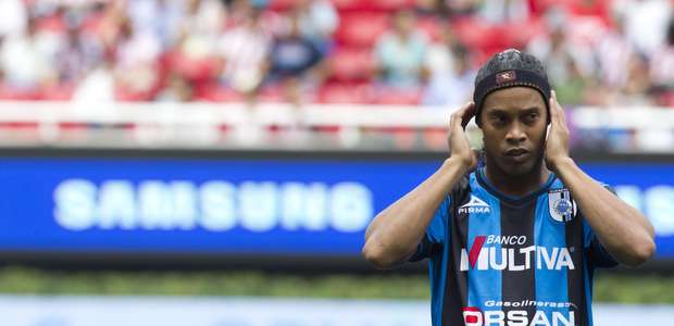 Ronaldinho vai atuar em clube angolano, diz dirigente