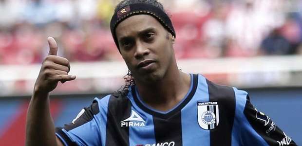 Ronaldinho completa 35 anos cada vez mais em baixa no México