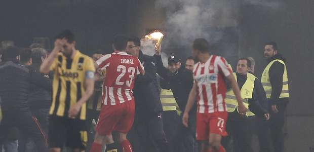 Jogo entre AEK e Olympiacos é suspenso após invasão de campo