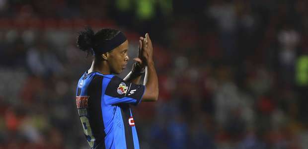 Na volta de Ronaldinho, Querétaro vence o Atlas por 2 a 0