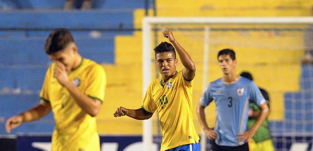 Após blecaute, Brasil vence Uruguai e cola na Argentina
