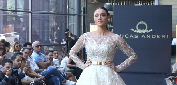 SP: Vestida de noiva, Débora Nascimento participa de desfile