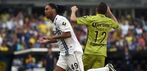 Ronaldinho entra no fim, faz 2 gols e é aplaudido por rivais