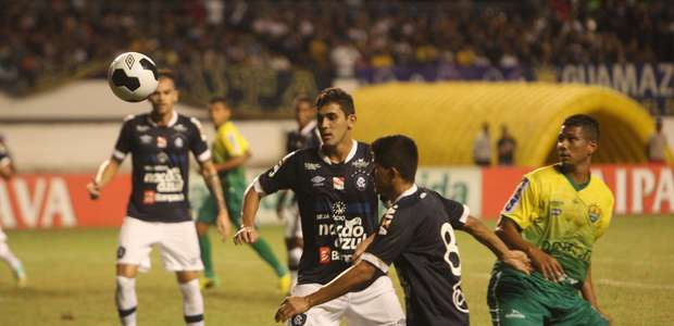 Remo aproveita expulsão, goleia Cuiabá e encaminha título