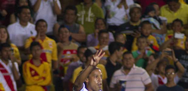 Ronaldinho marca após sair do banco e põe time perto de vaga