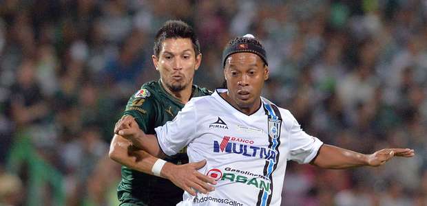 Time de Ronaldinho é humilhado e leva 5 a 0 em 1ª final