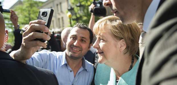 Angela Merkel se toma selfie con refugiados en Berlín