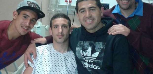 Riquelme visita jogador lesionado após entrada de Tévez