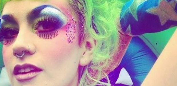 Com glitter nas axilas, mulheres protestam contra padrões